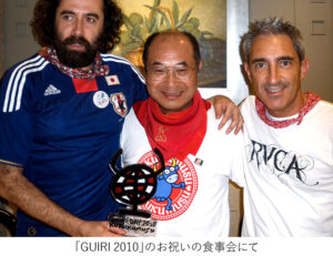 「GUIRI 2010」のお祝いの食事会で。サッカー日本代表のユニフォームを着たミケルさんがプレートを持ってくれている。(彼はパンプローナを代表するデザイン集団ククスムスの創業者の一人で「GUIRI」の発案者)